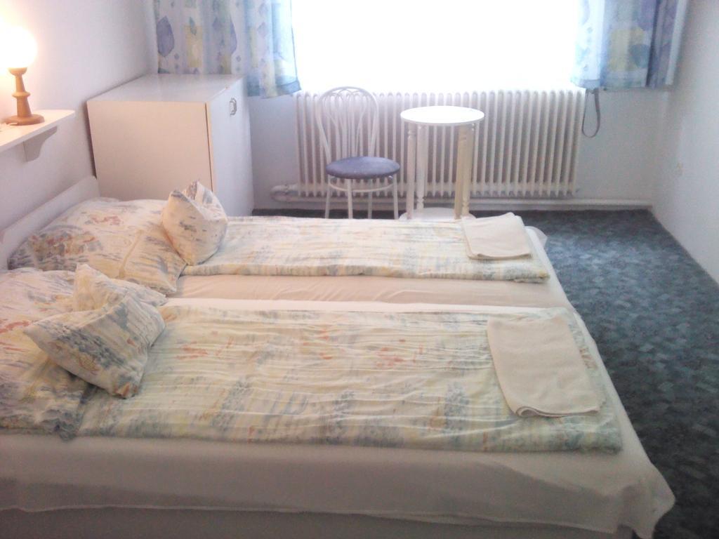 Napfeny Apartment Keszthely Quarto foto